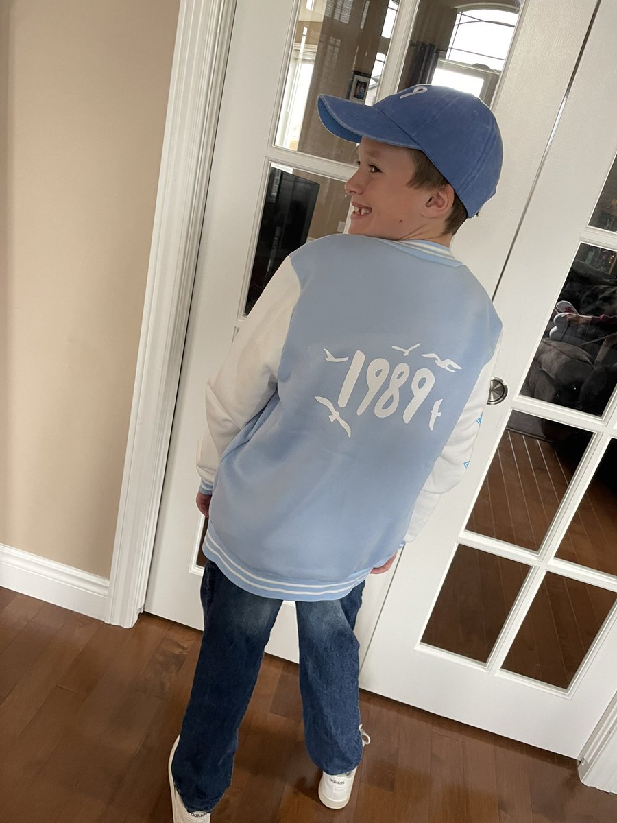 MinakGar's tweet photo. ⭐️This guy is ready for Tay-ronto Night 1! He’s been ready for over 6 years! @taylorswift13 @taylornation13 ⭐️ https://t.co/Tr3YPA2QAW