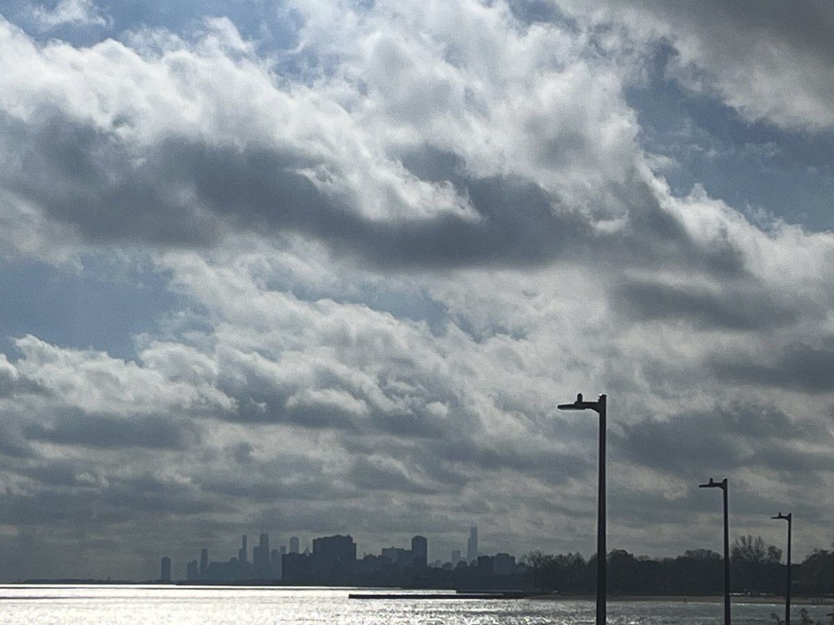 wxhistorian's tweet image. Beautiful view of the Chicago skyline from the Northwestern campus. @spann