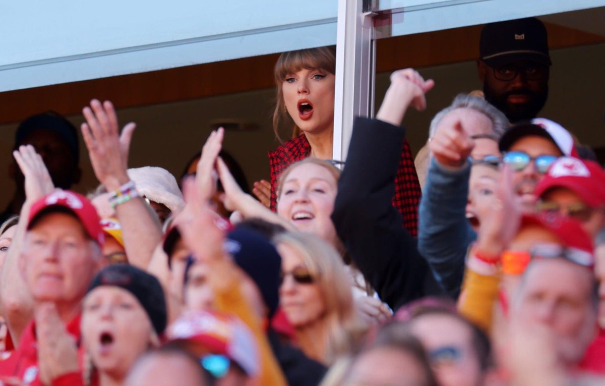 maroonsversion's tweet image. me at the eras tour after the transition between eras ends