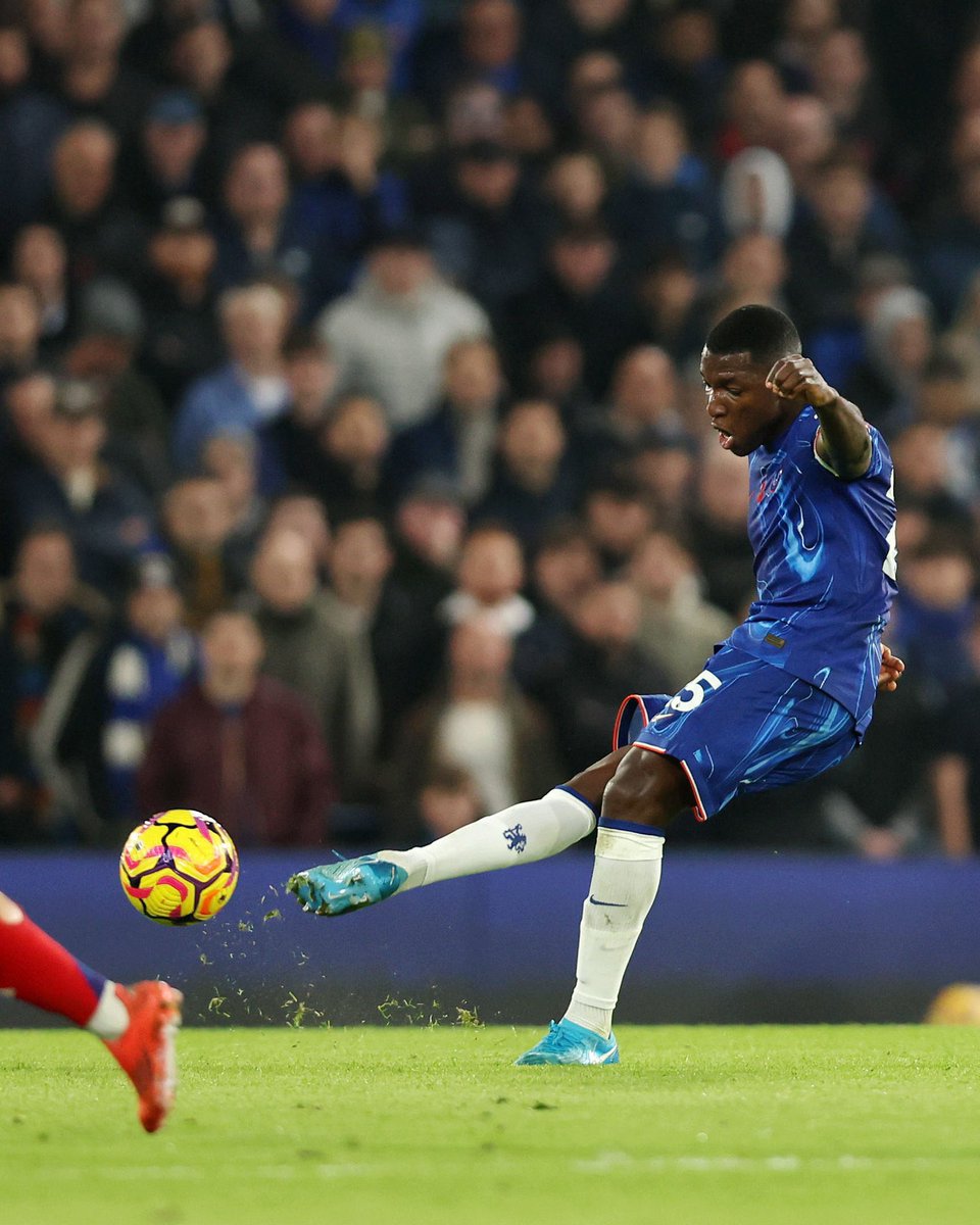 giraltpablo's tweet photo. Moi Caicedo vs Arsenal 

1°en pases en campo rival (28)
1°en pases al último tercio (9)
1°en quites (3) 
1°en recuperaciones (8)
95% efectividad de pases

El capitán del Chelsea es el mediocampista más completo de la Premier League 🇪🇨🔝 https://t.co/Bd8c72xguk
