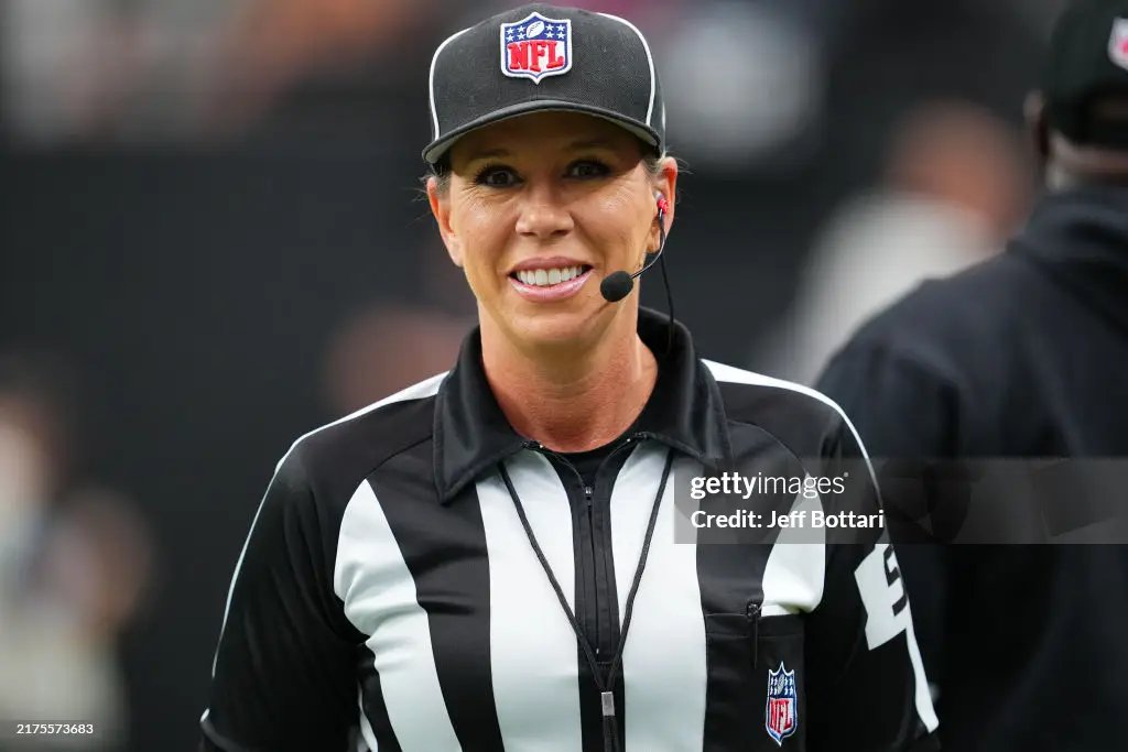 Sarah Thomas, the down judge (ref) for today's Chiefs/Broncos game, briefly met with Taylor Swift before the game

She was on FaceTime with family and I heard her say, 'Did you get that screenshot?'