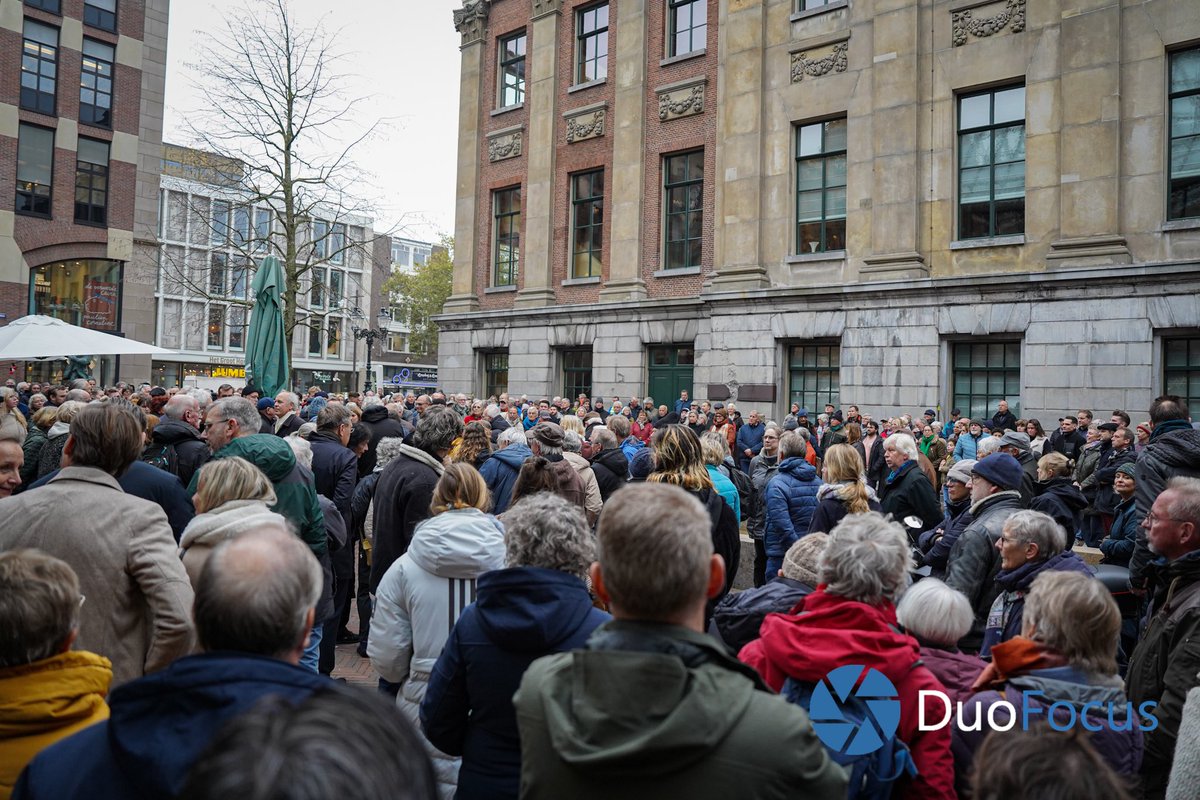 DuoFocus_Media's tweet photo. Ruim 700 mensen hebben zondagmiddag in #Groningen deelgenomen aan de stille tocht vanwege de #herdenking van de #Kristallnacht. De stille tocht begon om 14:00 uur op het Waagplein en eindigde bij de #Synagoge in de #Folkingestraat. https://t.co/UEC4H1UkQI