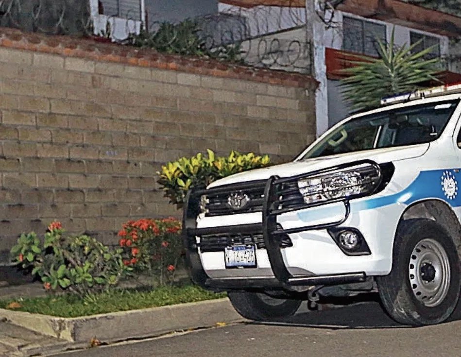 Una patrulla policial acaba de pasar frente a mi casa; siento peligro por mi vida. Si me pasa algo a mi o a algún miembro de mi familia, culpo al Presidente.

Considero que pedir asilo es lo más pertinente en estos momentos. Desde hoy, soy un perseguido político del régimen.