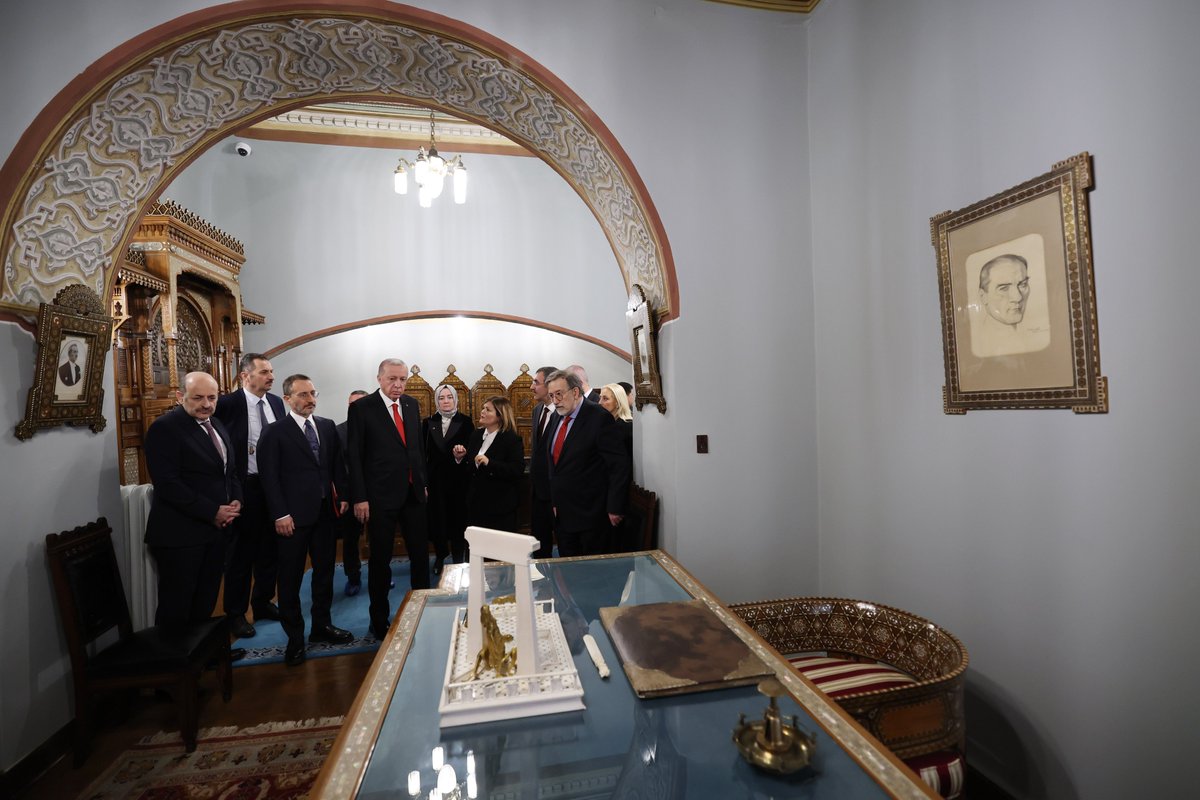 Akparti's tweet photo. Cumhurbaşkanımız Recep Tayyip Erdoğan, Atatürk Müze Köşkü'nün açılış törenine katılarak, köşkte incelemelerde bulundu. https://t.co/ddfZgS2duY