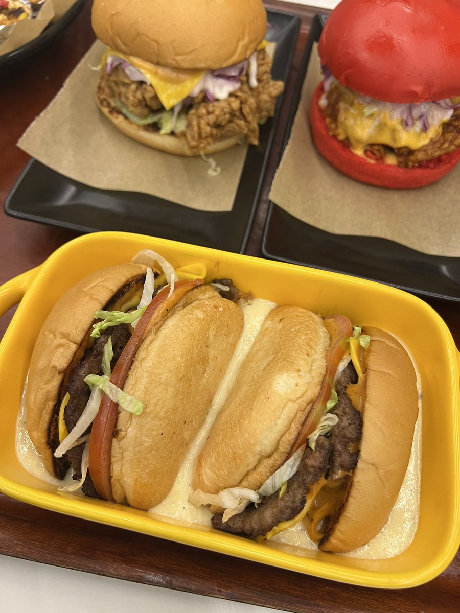ويتر | waiter 🍔
<a href="/waiter1412/">مطعم ويتر waiter</a> 
متخصصين بتقديم أشهى و آلذ أنواع برجر من دجاج و لحم و مهتمين بالمذاق المميز و الأسعار المناسبة و ايضاً عندهم بوكسات للجمعات و بعروض ممتازة
و مبدعين في ساندوتش سلطع لحم ماينشبع منه و لا يهون كريزي لحم رهيب .. 👍😍

الفروع .. 📍
المونسية / الندوة / لبن