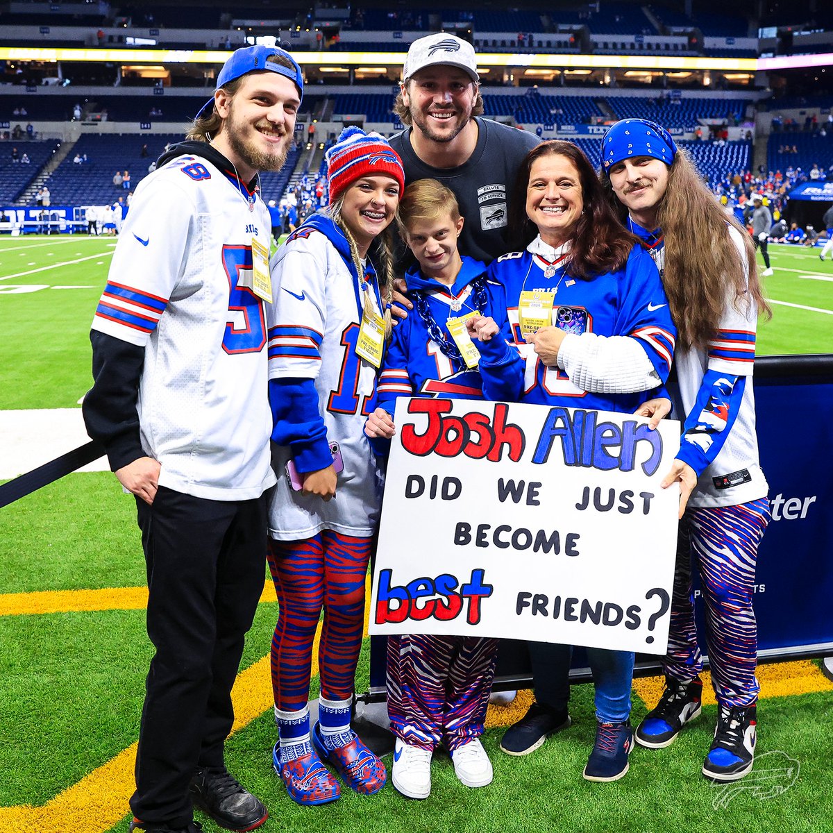 BuffaloBills's tweet photo. BFFs. 🤩

#BUFvsIND | #BillsMafia https://t.co/lr1CMkrYFY