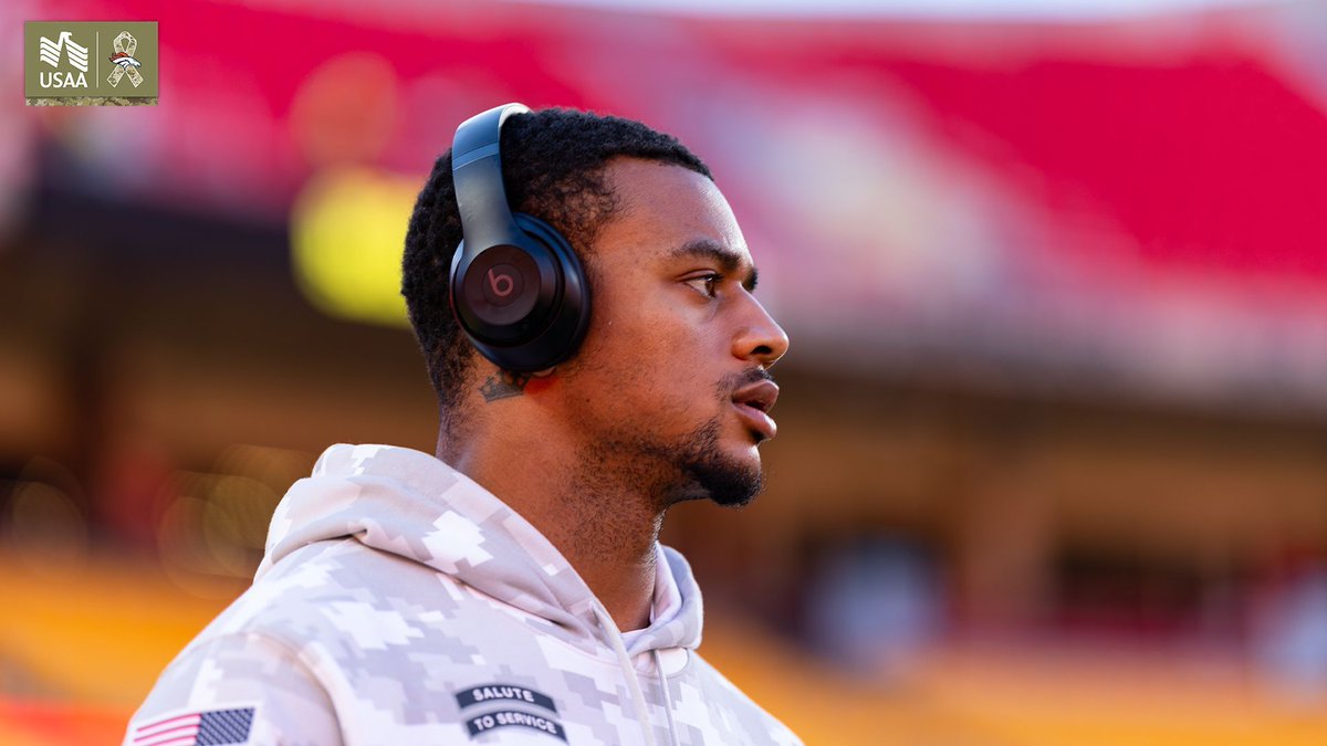 Broncos's tweet photo. ⏳⏳⏳

#DENvsKC 🔜 https://t.co/N3fGjlwVp8