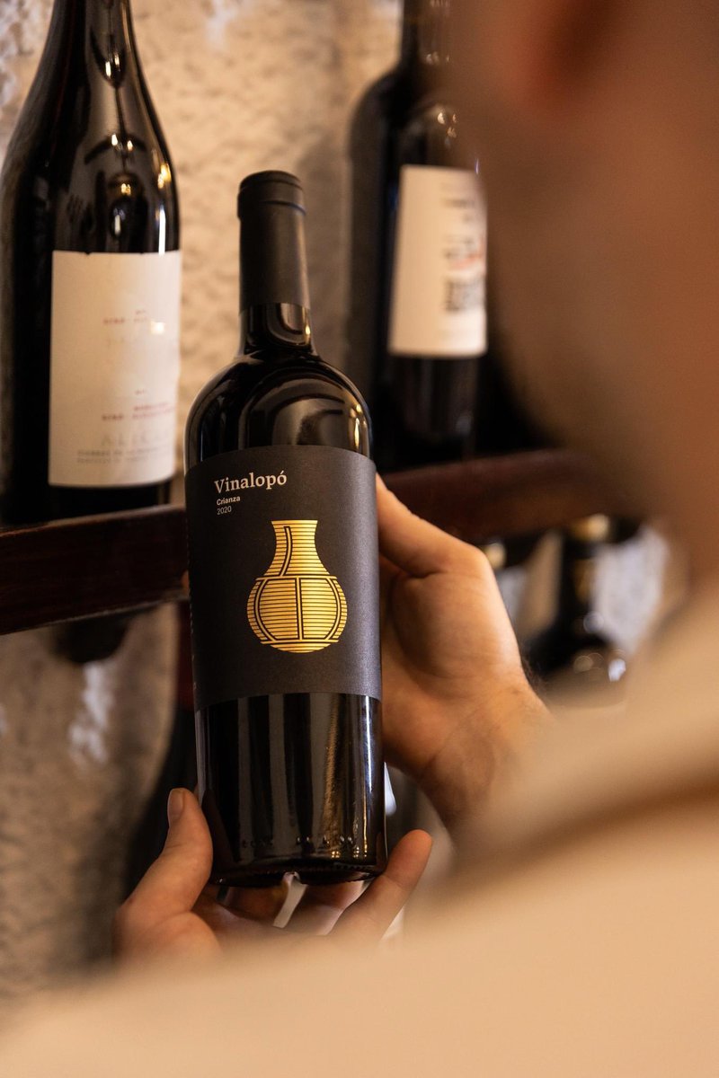 Detrás de cada botella de vino hay una historia de dedicación, pasión y respeto por la tierra. Valorar un buen vino es reconocer el trabajo de quienes cuidan cada detalle, desde la viña hasta tu mesa. Brindemos por esos momentos ;)