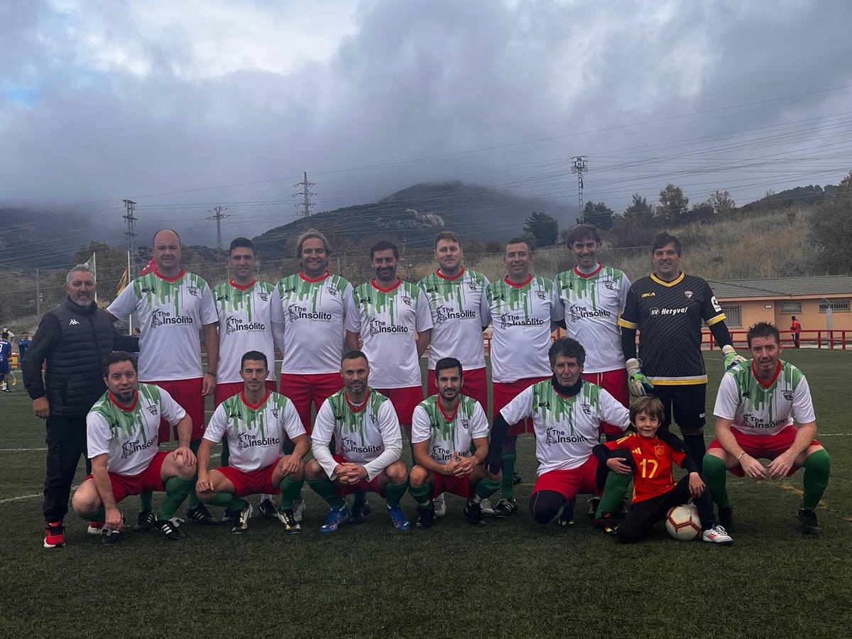 veteranostrival's tweet photo. #LigaVeteranosMadrid

Victoria muy trabajada con remontada incluida 1-3 (#Tito ⚽️, #Coke ⚽️, #Weto ⚽️) en nuestra visita a #VeteranosCercedilla .

Dedicamos la victoria a la memoria del padre de nuestro compañero Barba, fallecido ayer. 🖤

#VamosTrival 💚❤️ @trivalvalderas https://t.co/2e8h940owV