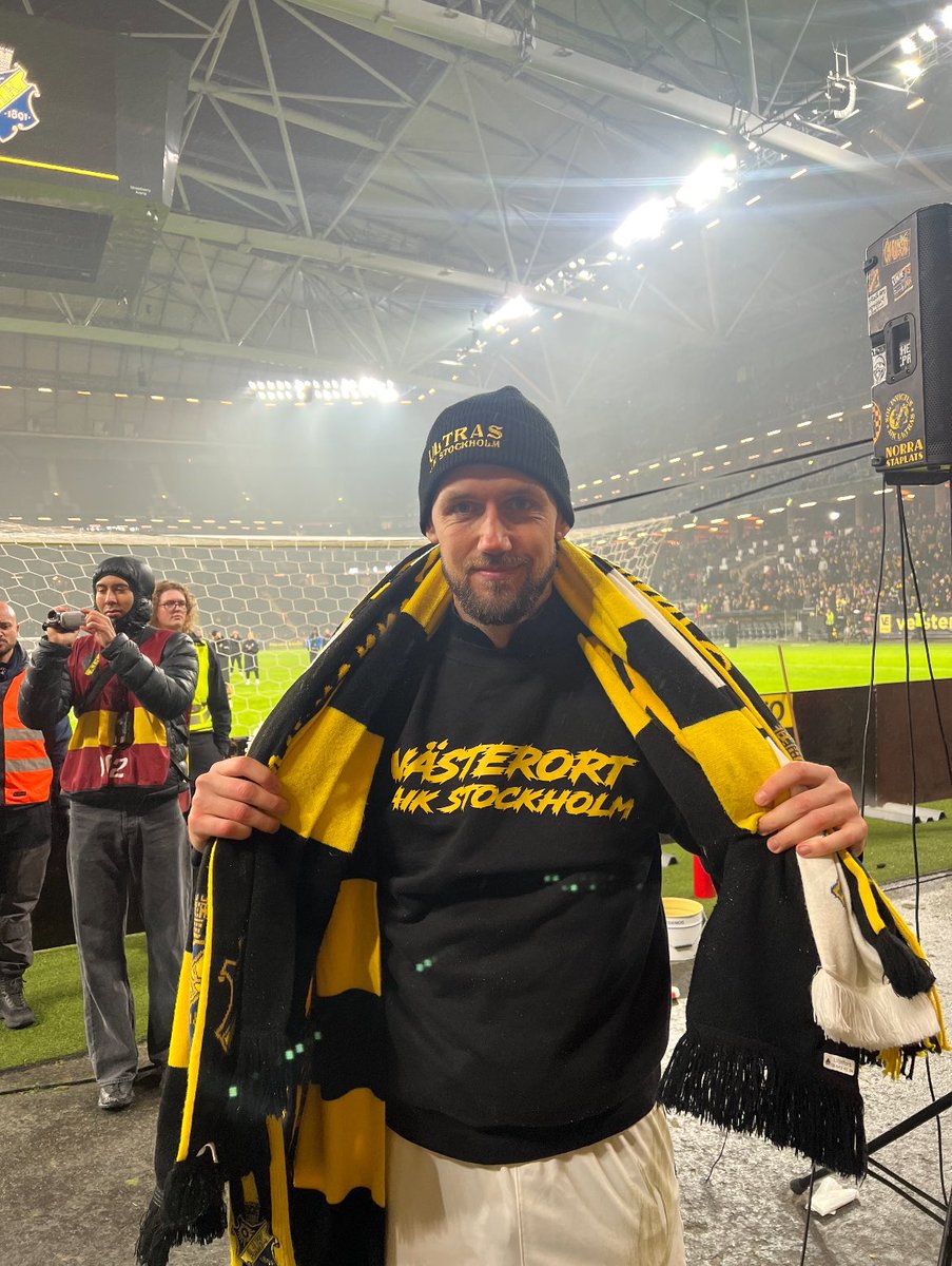 broke_ice's tweet photo. Min kapten, tack för allting broder!🖤💛 @MilosevicAlex https://t.co/tRmC5aQ42K