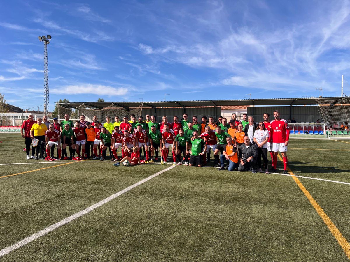 Campeones del trofeo solidario en Benalúa de Guadix. Siempre ayudando y colaborando, somos una bonita asociación solidaria. Se han recogido 5000kg de alimentos. Gracias a <a href="/U_D_Almeria/">UD Almería</a> y Ayto de Benalua. <a href="/realmurciacfsad/">Real Murcia CF</a> <a href="/feperealmurcia/">FEPEMUR</a>