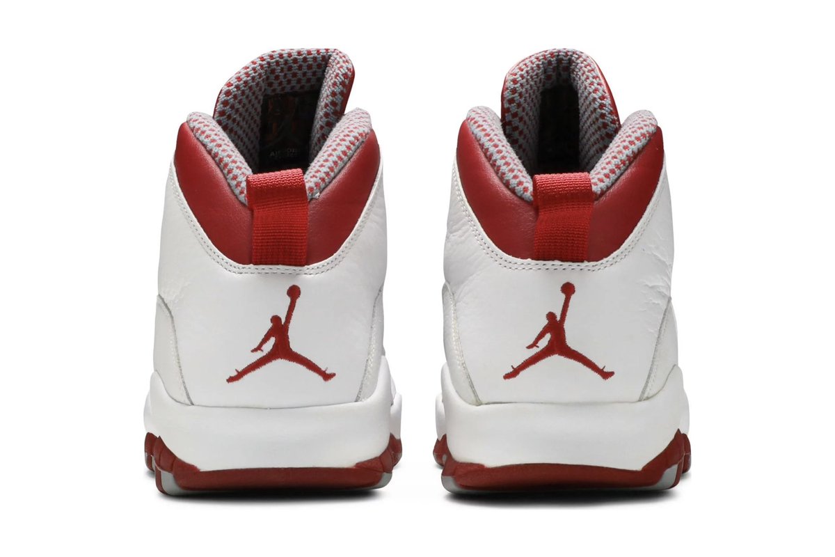 SoleRetriever's tweet image. Travis Kelce arrives for today’s game in the “Red Steel” Air Jordan 10s from 2005.

📹 @Chiefs