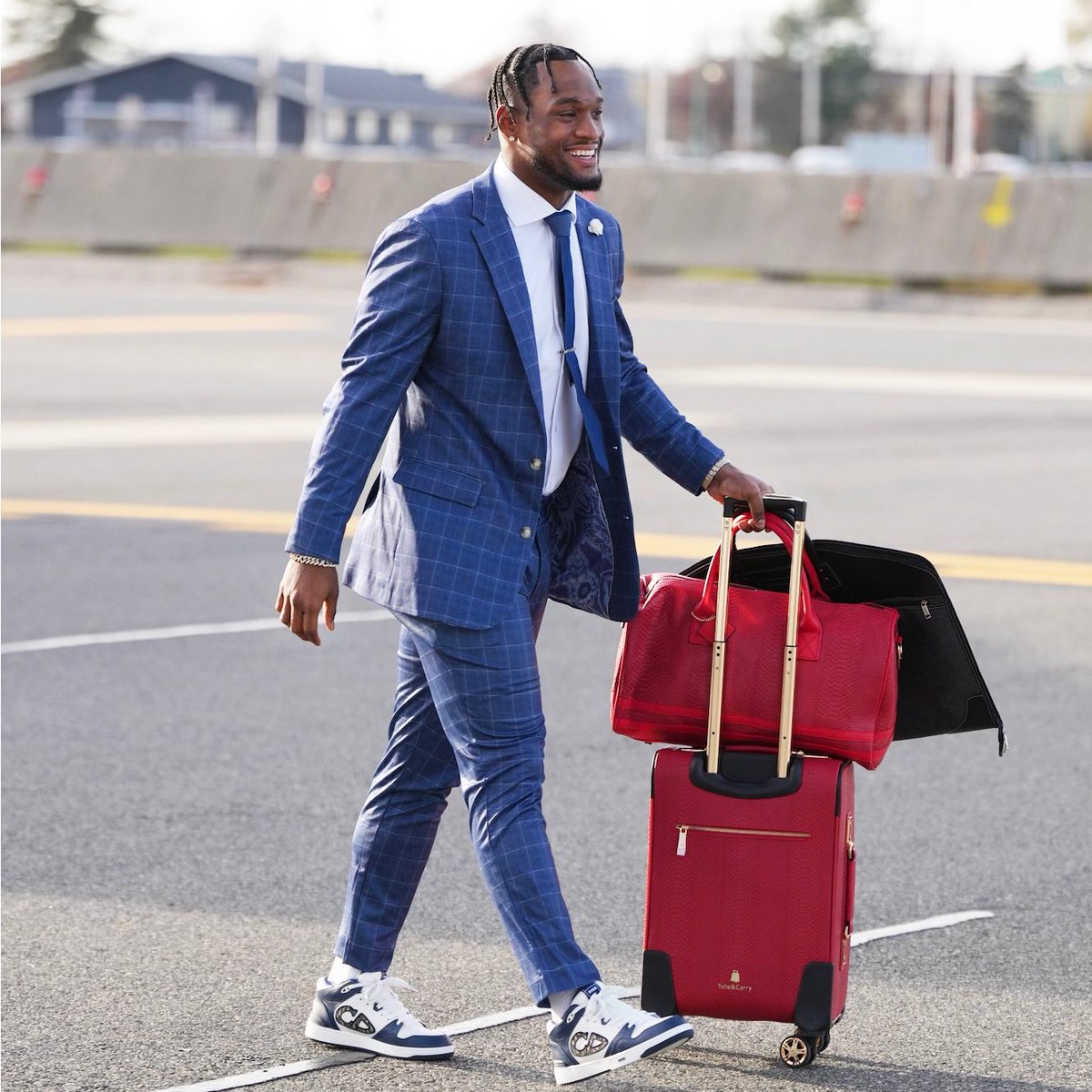StateAndLiberty's tweet photo. Head to toe custom: @mackwilsr making it look easy in our made to order heathered blue with white windowpane suit as he walks into the stadium on Sundays #NFLstyle #stretchsuits #stateandlib https://t.co/GreLhl0zUq
