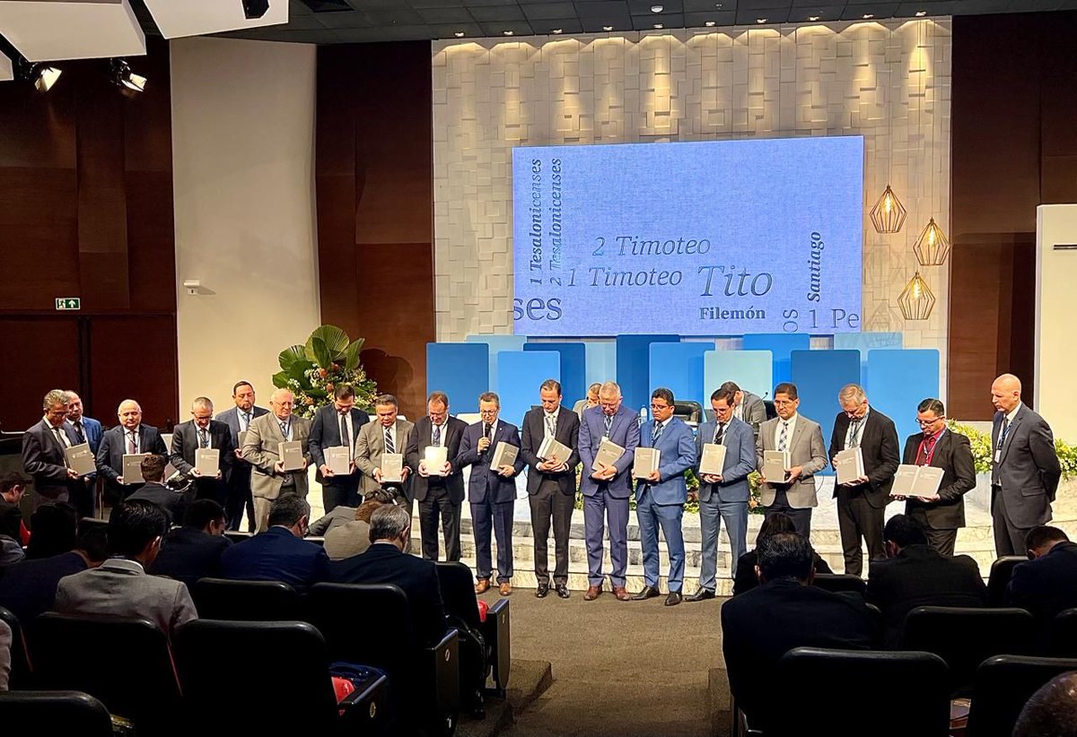 As reuniões do #ConcílioAnual de hoje foram concluídas com o lançamento do Comentário Bíblico Andrews em espanhol. Líderes da Igreja Adventista de 8 países da América do Sul e da Asociación Casa Editora Sudamericana (ACES) dedicaram este material a Deus em oração.