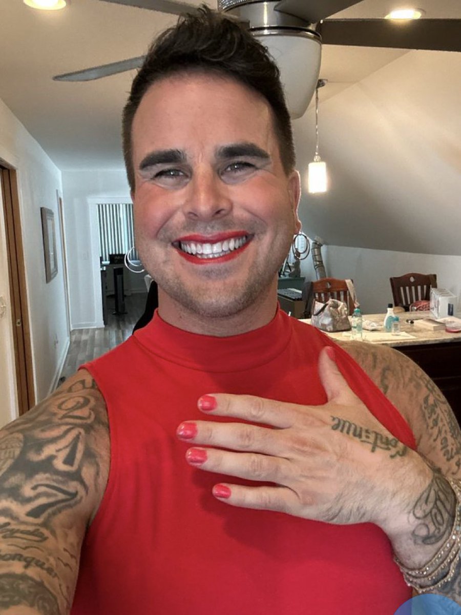 shayeirl's tweet photo. Something very funny and very telling that the most Josh ever smiles is when they put on makeup and a dress. Like you can’t fake that happiness https://t.co/h74cPXhFC2
