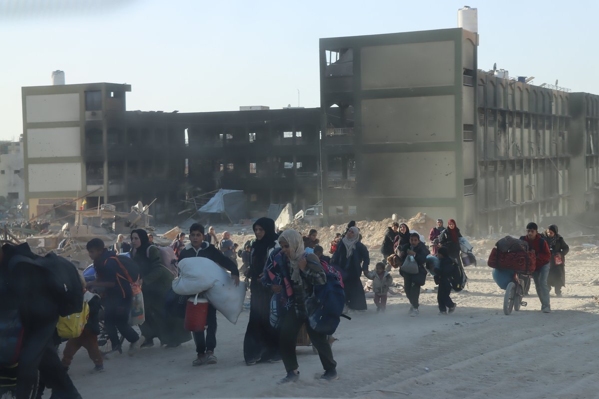 UNRWAes's tweet photo. En los hospitales del asediado norte de #Gaza, actualmente sólo hay un cirujano disponible. El sistema de atención sanitaria en el norte ha colapsado y las peticiones de acceso médico no han recibido respuesta. https://t.co/tGCwPmWDif