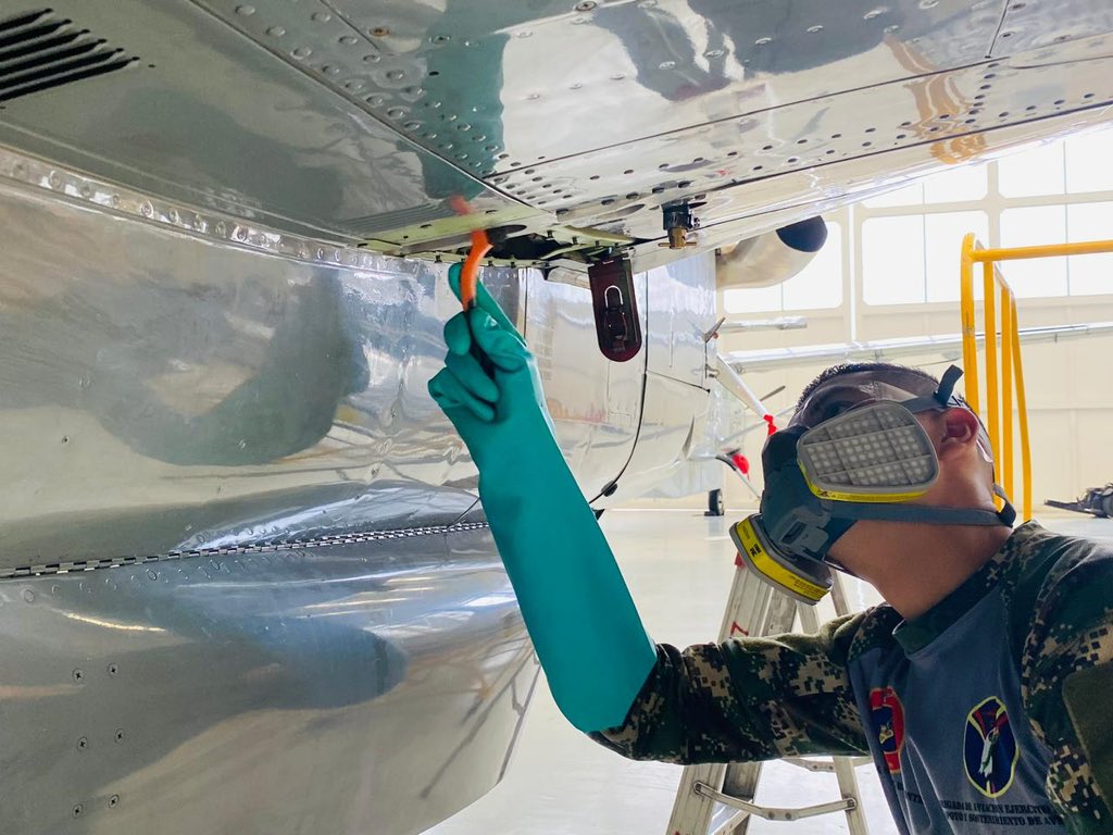 Ejercito_Davaa's tweet photo. El Batallón de Mantenimiento de Aviación N.1 realiza inspección especial de planos a la aeronave King Air B200 para mantener la aeronavegabilidad de la aeronave para el cumplimiento de la misión institucional.
#NuestroCompromisoEs🇨🇴 https://t.co/eNteZG2SW5