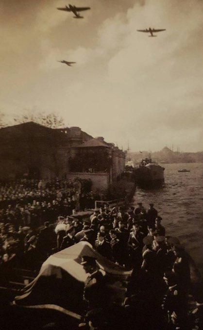 #10Kasım günü cenaze alayı Sarayburnu'na saat 12.30 sıralarında ancak ulaşabiliyor. Gökyüzünde saygı uçuşu yapan Türk teyyareleri var. 

“Ölmedin ki yas tutalım, bizimkisi yokluğuna hasret.”