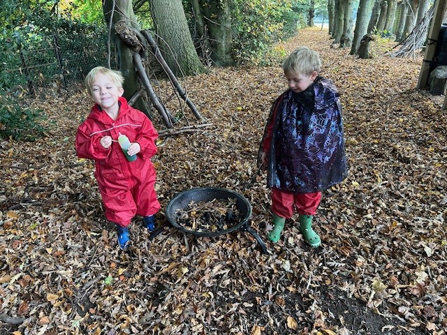 aldwickbury's tweet photo. This week, Reception had a fantastic time in their Eco lesson making potions and using their imaginations to create some magical spells! 🧙‍♀️🪄

#AldwickburyLife #OutdoorLearning https://t.co/thEGlVBDIs