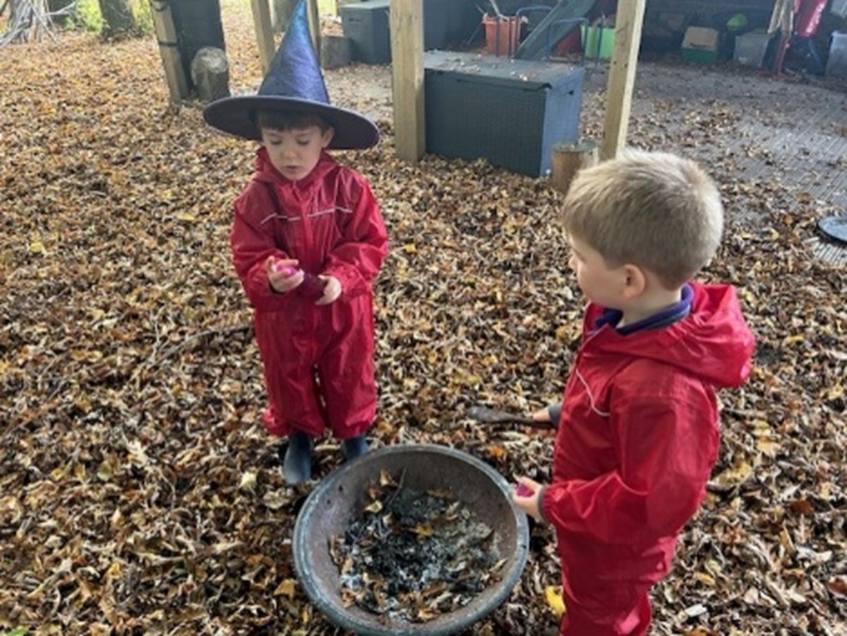 aldwickbury's tweet photo. This week, Reception had a fantastic time in their Eco lesson making potions and using their imaginations to create some magical spells! 🧙‍♀️🪄

#AldwickburyLife #OutdoorLearning https://t.co/thEGlVBDIs