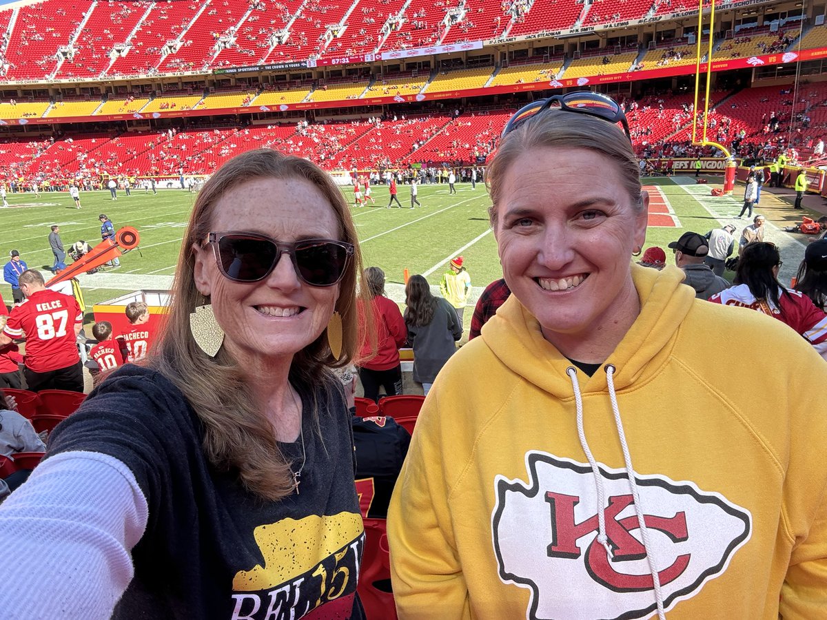 LyndyLuKC's tweet photo. Let's go Chiefs! #ChiefsKingdom #BroncosSchromncos ❤️💛🏈📣 https://t.co/8RreIyQU4R