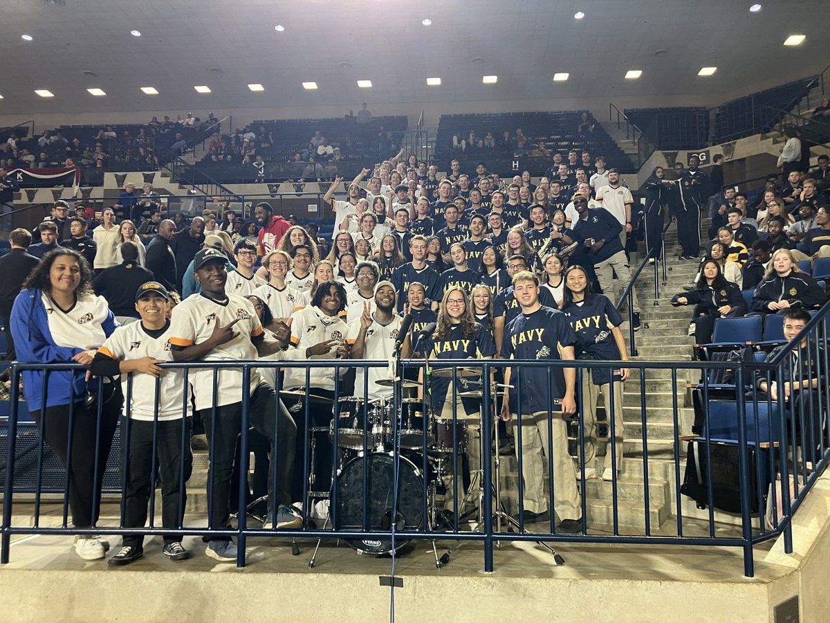 ryankopVCU's tweet photo. In honor of Veterans Day here is our picture with the proud Navy Pep Band. God Bless our Military! Without you all I shutter to think of our existence. @NavyAthletics @thepeppas #LetsGoVCU
#GodBlessAmerica https://t.co/ydP7z0iGrp