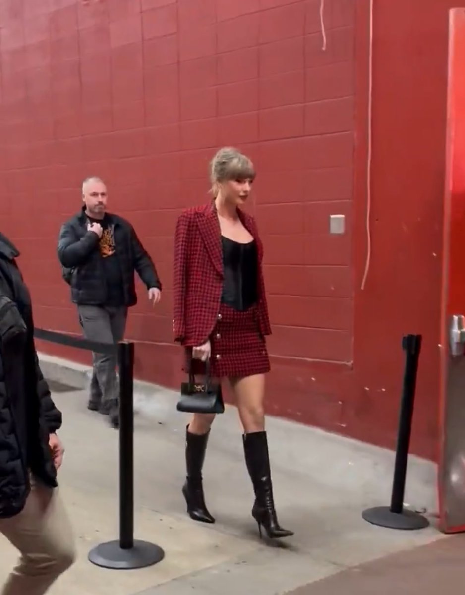 whattaylorwears's tweet photo. Taylor arriving to the Chiefs game, wearing the Tweed Masculine Blazer and matching Tweed Mini Skirt by Versace
Blazer ($3,350): https://t.co/bT9HL32QNw
Skirt ($1,695): https://t.co/tAUlklSVdX https://t.co/GDcsnU4oDO