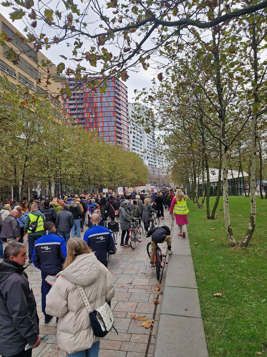 Vanmiddag waren wij aanwezig bij de demonstratie in Rotterdam voor #BedBadBrood. Dat zijn minimale #mensenrechten. Afschaffen is dus onmenselijk.