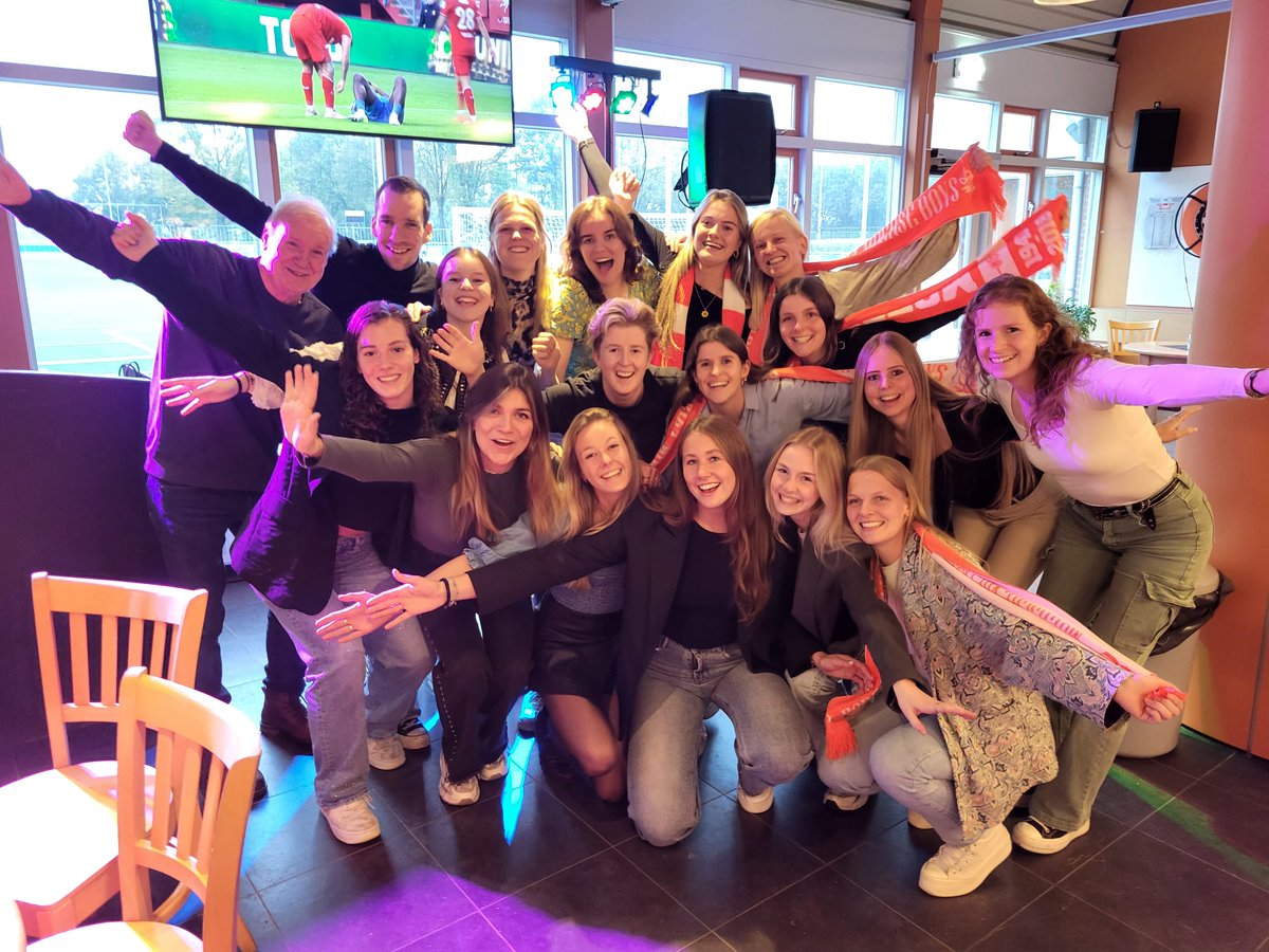 PERIODEKAMPIOEN! 👏

Feest bij Moerse Boys Dames 1! Zij kroonden zich vandaag tot periodekampioen in de tweede klasse. Een afgetekende 7-2-zege bij Hontenisse was meer dan voldoende.

Gefeliciteerd dames, op naar meer!🏆