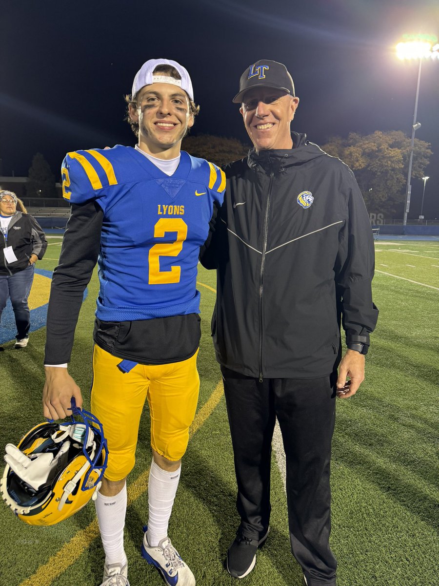 Mkrop71's tweet photo. Old Redbird with Future Redbird. https://t.co/zs5l2Ofyh7