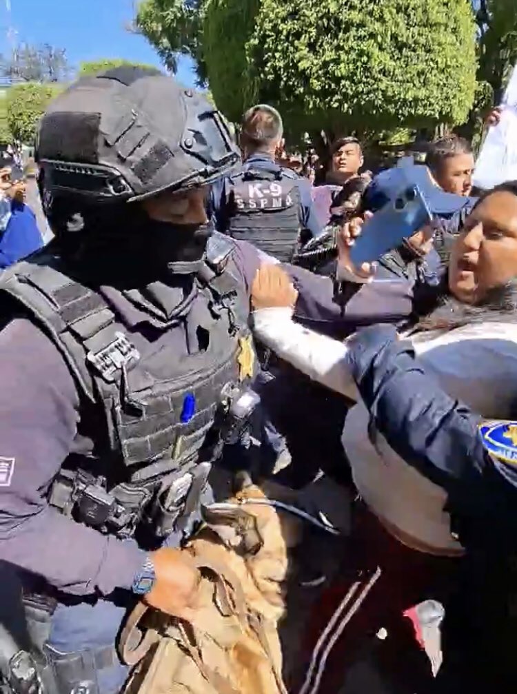Anoche, la policía municipal de Querétaro durmiendo, pero que tal contra artesanos indígenas.

Ahí sí con todo.