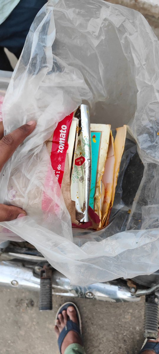 vsg12umt's tweet photo. Delevery boy has kept food inside a dirty plastic you can see in pic..this is standard of your delivery system??.please return my money .I have emailed you but no reply https://t.co/MkWV0sLQxG
