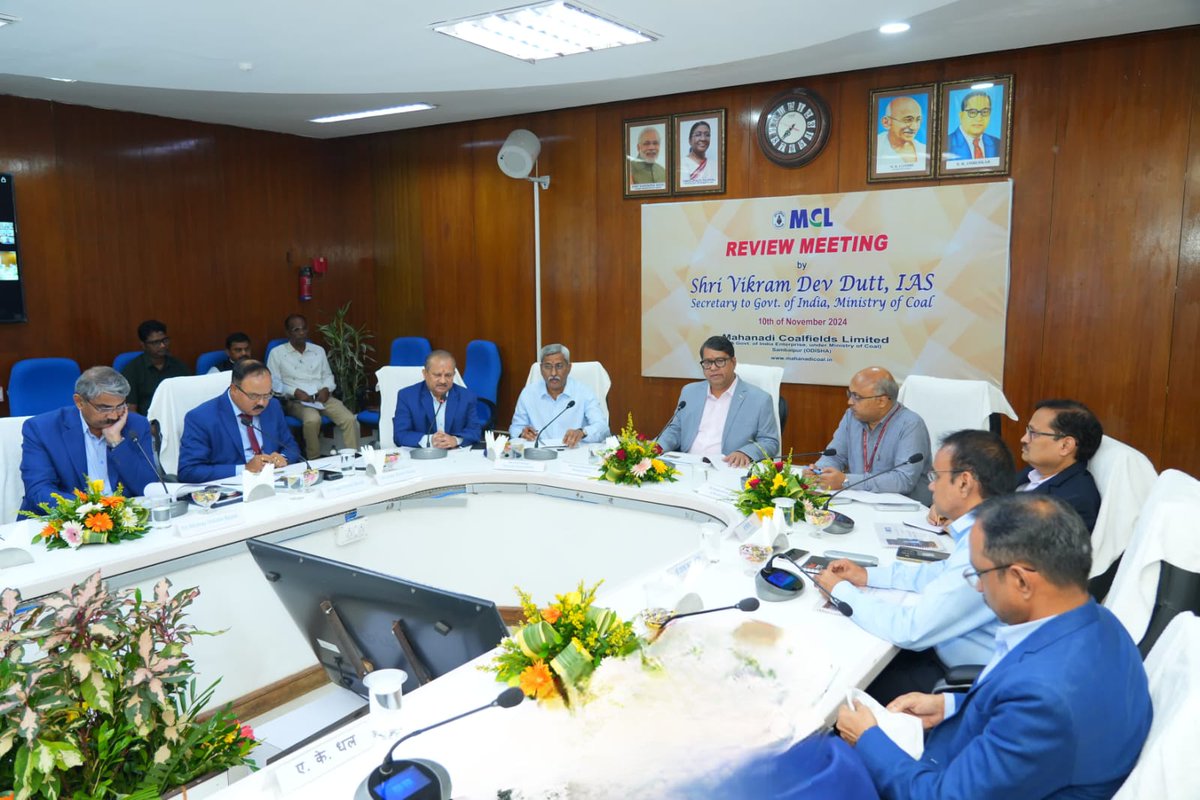 CoalIndiaHQ's tweet photo. SECRETARY(COAL) REVIEWS MCL
 
Shri Vikram Dev Dutt, Secretary, Govt. of India, Ministry of Coal, chaired a review meeting of our subsidiary Mahanadi Coalfields Limited (MCL) at its headquarters in Sambalpur, Odisha.
 
Our Chairman, Shri P.M. Prasad, Shri Uday A. Kaole, CMD, MCL, Shri Sanjeev Kumar Kassi, Joint Secretary, Govt. of India, Ministry of Coal, and senior management of MCL were present in the meeting.

#CoalIndia #GoldenJubileeYear

@kishanreddybjp | @satishdubeyy |@CoalMinistry |
@mahanadicoal