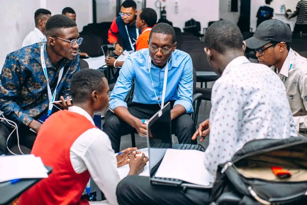 veilleursduweb's tweet photo. Mboka digital, l'événement des passionnés du digital a pris fin ce vendredi 8 novembre. 🤗

Pendant 4 jours  passés ensemble avec les acteurs de l'écosystème digital, les participants ont appris plusieurs notions. Les détails via ce lien : https://t.co/DKKuAXl71b

#MbokaDigital https://t.co/NQMhUB1QLJ