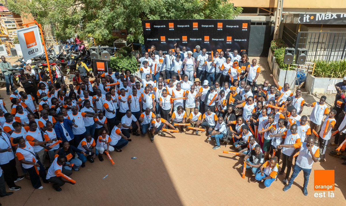 Notre nouvelle signature, 𝐎𝐫𝐚𝐧𝐠𝐞 𝐞𝐬𝐭 𝐥𝐚̀, bien plus qu’un simple slogan, incarne notre engagement et notre nouvelle promesse aux burkinabè. Ainsi, cette semaine, la #Team @orangeBurkina a parcouru les rues et marchés de la ville pour être au plus près des réalités de