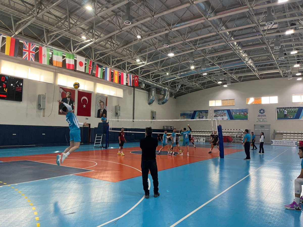 AskaleKaymkmlg's tweet photo. Erzurum Teknik Üniversitesi Spor Salonunda yapılan TFF 2.lig voleybol müsabakasında Erzurum Gençlik Spor voleybol takımıBatman Kozluk voleybol takımını 3-0 lık  skorla kazandı.Müsabakayı tribünden izleyen Kaymakamımız Sn Emre OĞUZTÜRK temsilcimizi tebrik ederek başarılar diledi. https://t.co/Jt7OViEVTH