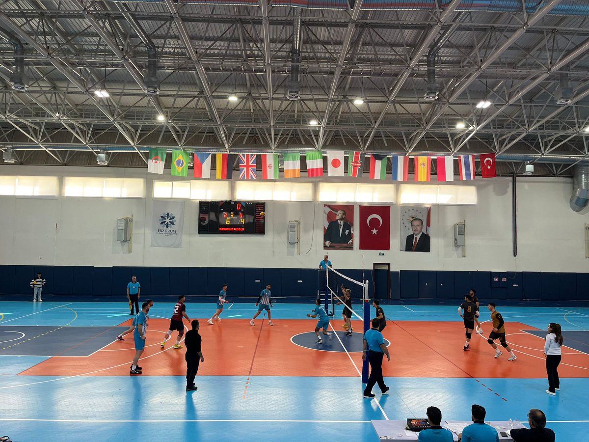 AskaleKaymkmlg's tweet photo. Erzurum Teknik Üniversitesi Spor Salonunda yapılan TFF 2.lig voleybol müsabakasında Erzurum Gençlik Spor voleybol takımıBatman Kozluk voleybol takımını 3-0 lık  skorla kazandı.Müsabakayı tribünden izleyen Kaymakamımız Sn Emre OĞUZTÜRK temsilcimizi tebrik ederek başarılar diledi. https://t.co/Jt7OViEVTH