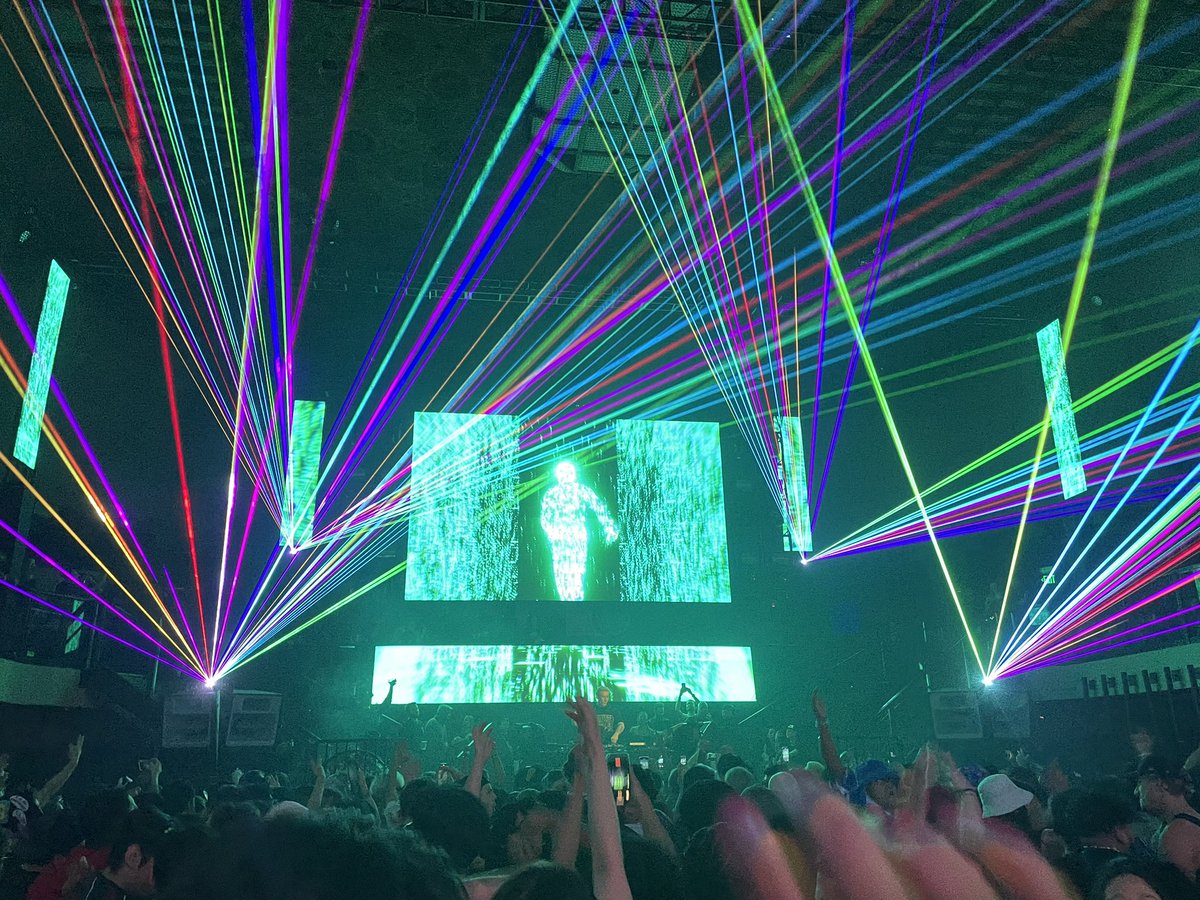 BigD923's tweet photo. The lasers, the visuals, the atmosphere, energy, what a night out at @ExchangeLA. Thank you @Kompanymusic https://t.co/5ff82nJzaC