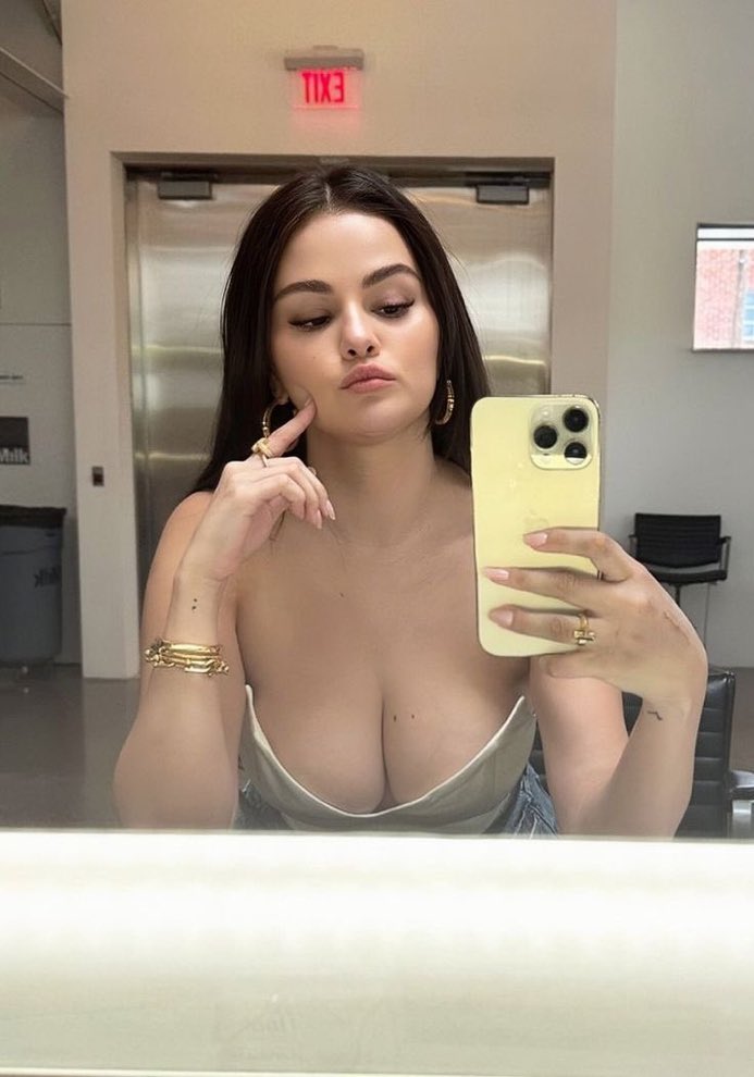 ourselenasg's tweet photo. selena gomez was insane for this. https://t.co/SS1lkUm2RS
