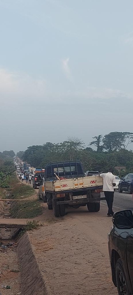 Serious traffic on the Nkawkaw to Jejeti Stretch due to an accident. This is likely to add about 3-4 hours more to the journey time. The best route is through Abirem-Asamankese-Suhum.