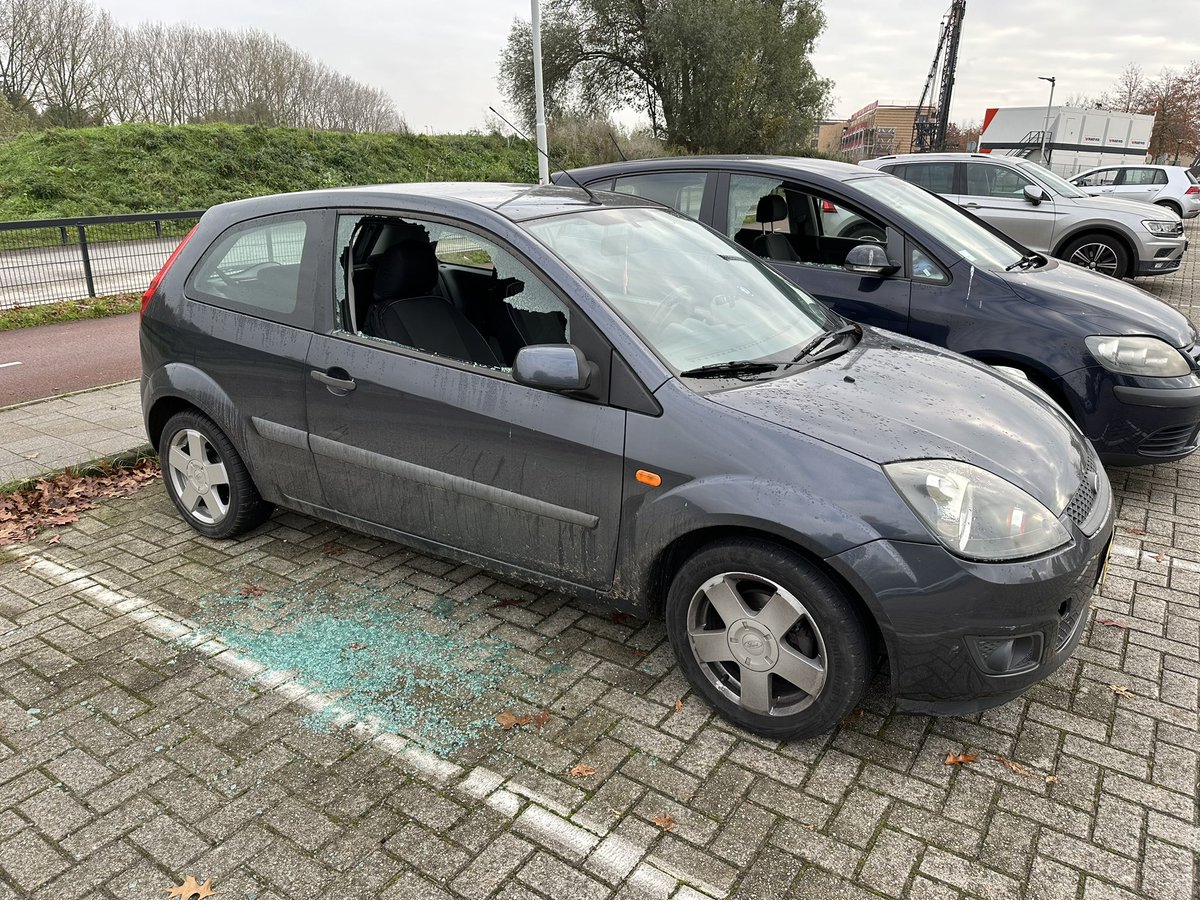 Door weghalen verlichting op “tijdelijke parkeerplaats Kralingsezoom” is <a href="/rotterdam/">Gemeente Rotterdam</a> mede verantwoordelijk voor faciliteren van criminaliteit. Vannacht zijn bij acht auto’s ingebroken en ramen ingeslagen. <a href="/HandhavingC_010/">HandhavingC_010</a> <a href="/POL_Rotterdam/">Politie Eenheid Rotterdam eo</a> <a href="/gemeenteraad010/">gemeenteraad van Rotterdam</a> <a href="/College010/">B en W Rotterdam</a>