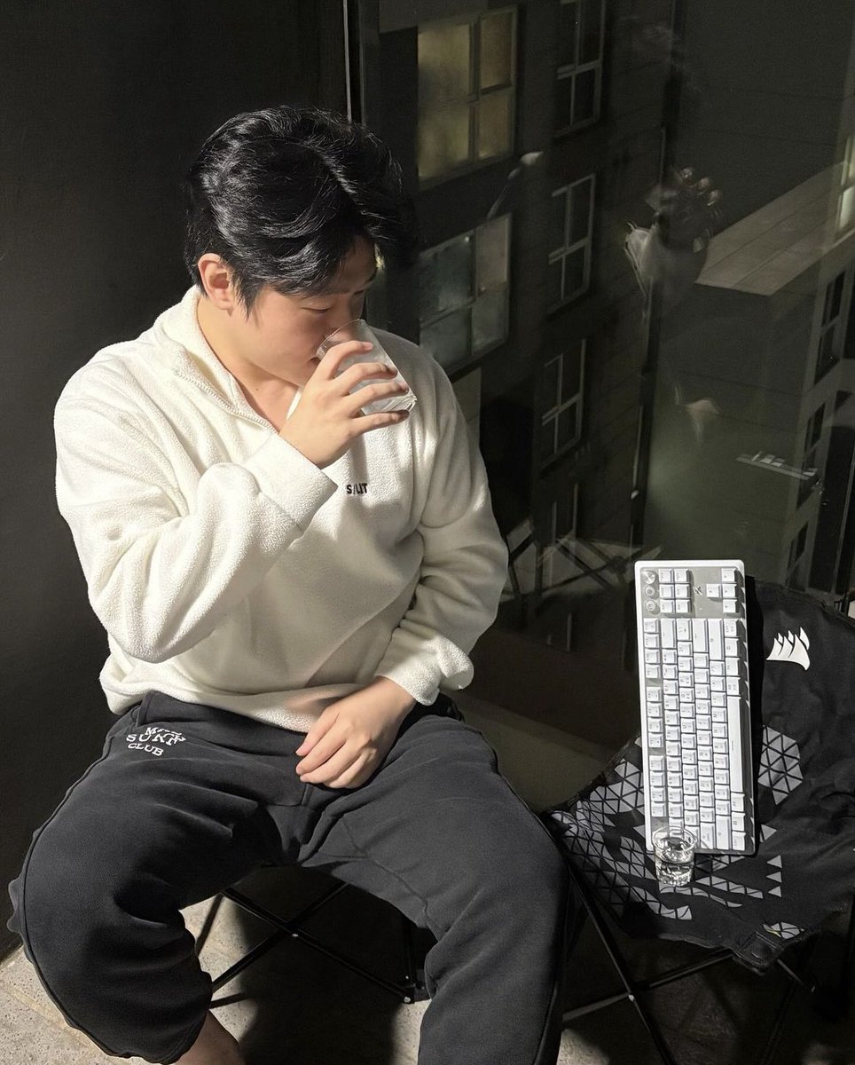luvryumore's tweet photo. 하.. 너무 “남자”임 https://t.co/VWHnuXiAYz