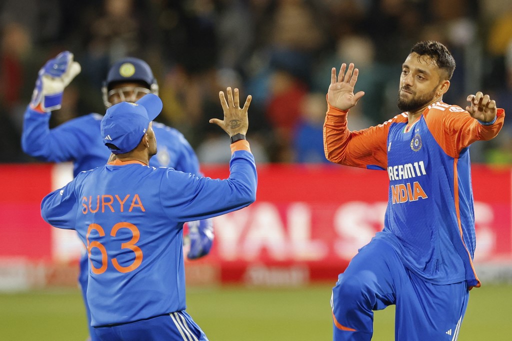 mahendra_123_'s tweet photo. Wow, that one player turned the entire game around single-handedly.
Truly incredible....!
#INDvSA
#CricketMagic
#MatchChanger https://t.co/A8LropZeEW