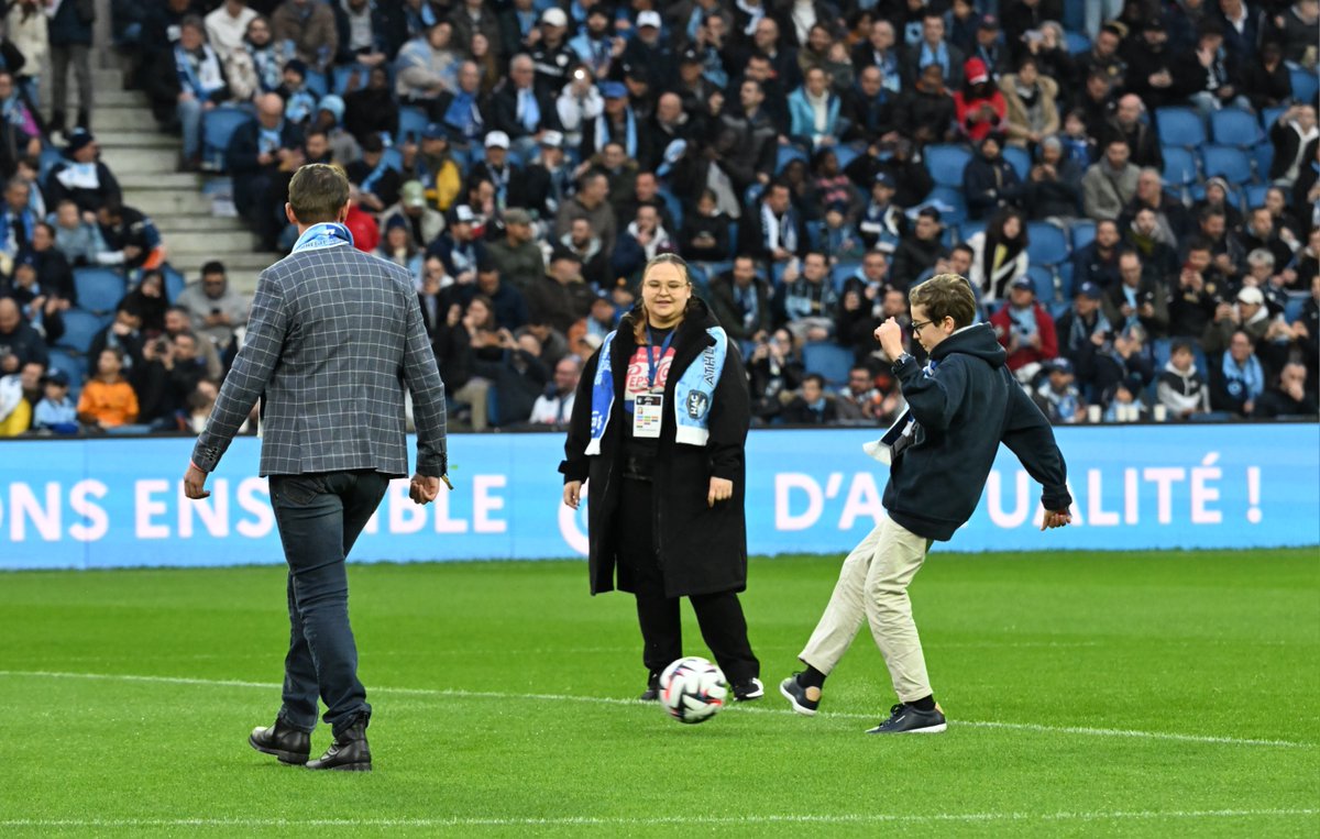 paris_normandie's tweet photo. Le Havre Paris Normandie parraine le match @hac_foot  - #Reims et à cette occasion Anastacia et Alphonse ont donné le coup d'envoi ➡ https://t.co/PJjBChZ9QM https://t.co/r8lpkPTqh7