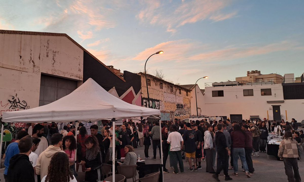 lanavemalaga's tweet photo. Desborde de solidaridad en La Nave con  el festival MLGXDNA en apoyo a l@s afectad@s por la DANA.
Con l@s artistas y la juventud comprometida #LaNaveVa             Seguimos!! #DanaValencia https://t.co/MqL3fygUGc