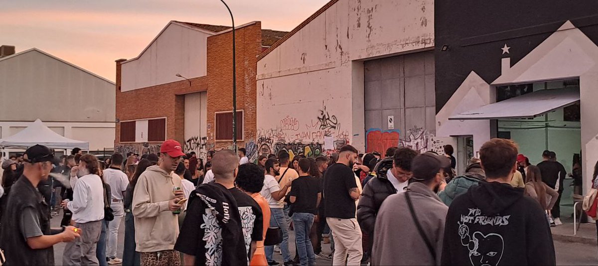 lanavemalaga's tweet photo. Desborde de solidaridad en La Nave con  el festival MLGXDNA en apoyo a l@s afectad@s por la DANA.
Con l@s artistas y la juventud comprometida #LaNaveVa             Seguimos!! #DanaValencia https://t.co/MqL3fygUGc