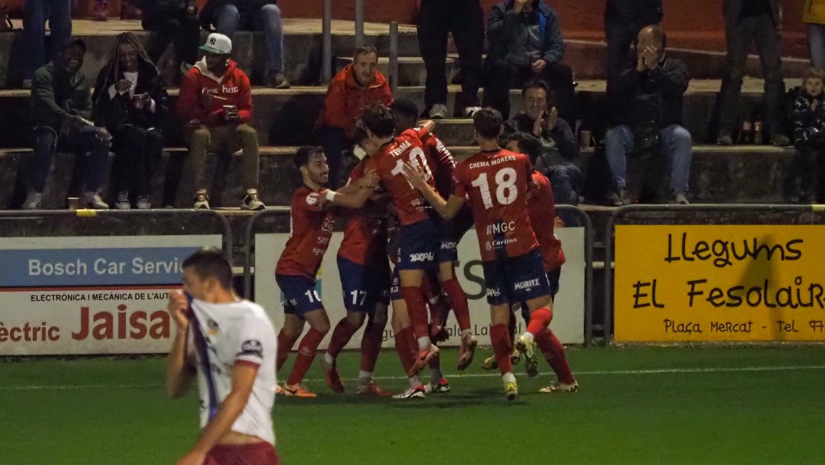 Goollll de <a href="/rBarnils_6/">Roger Barnils</a> ara siiiiii!!!
<a href="/UEO1921/">Unió Esportiva Olot</a> 2 - <a href="/UDAlzira/">UD Alzira</a> 1
Vaaaaa!!! <a href="/jbagusti/">Joan-B Agusti Alfara</a>
<a href="/pdolera/">Pedro Dólera</a>
<a href="/exjugadorsueolo/">exjugadors.ueolot</a>
<a href="/RadiolotEsports/">Ràdio Olot Esports</a>
<a href="/LaComarcadOlot/">La Comarca d'Olot</a>
<a href="/EsportGironi/">Esport Gironí</a>
<a href="/mundodeportivo/">Mundo Deportivo</a>
<a href="/garrotxadigital/">Garrotxadigital</a>
<a href="/EsportsDdG/">EsportsDdG</a>
<a href="/lesportiuGIR/">L'Esportiu - Girona</a>
<a href="/FutbolCatalunya/">futbolcatalunya.com</a>
<a href="/Totocompos/">Jordi Agusti Bosch</a>
@somiseremolot