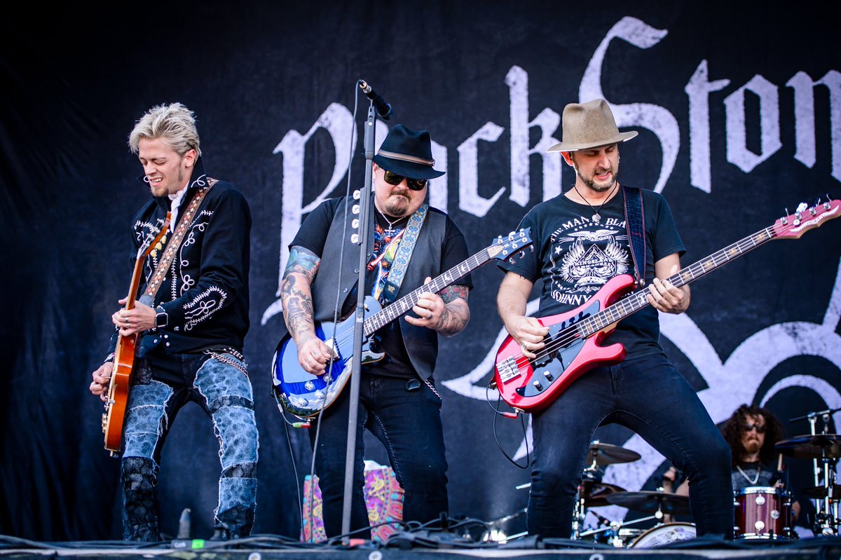 aaronscott147's tweet photo. Another one in the calendar !!
Bucket List also !
Blackstone Cherry LIVE in Manchester on Nov 22nd followed by @smashintopieces , last gigs before Poland 🤘🏼❤️ #adventures #gig #Travel #TravelGoals #bakehimanothercake 👊🏻🖕🏼#rightallalong https://t.co/7qmlTY96EL
