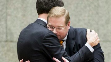 Prikkel2016's tweet image. #Jodenjacht
Het vertrouwen in de overheid is al lang weg na 14 jr Rutte, het was al weg sinds #Rutte3.
En dan te bedenken dat  zo'n beetje al die tijd  J&amp;amp;V  het clubhuis van de #VVD was/is. 
Keihard aanpakken 😫
Pleur maar op 😫
Geen woorden maar daden!
#AmsterdamPogrom