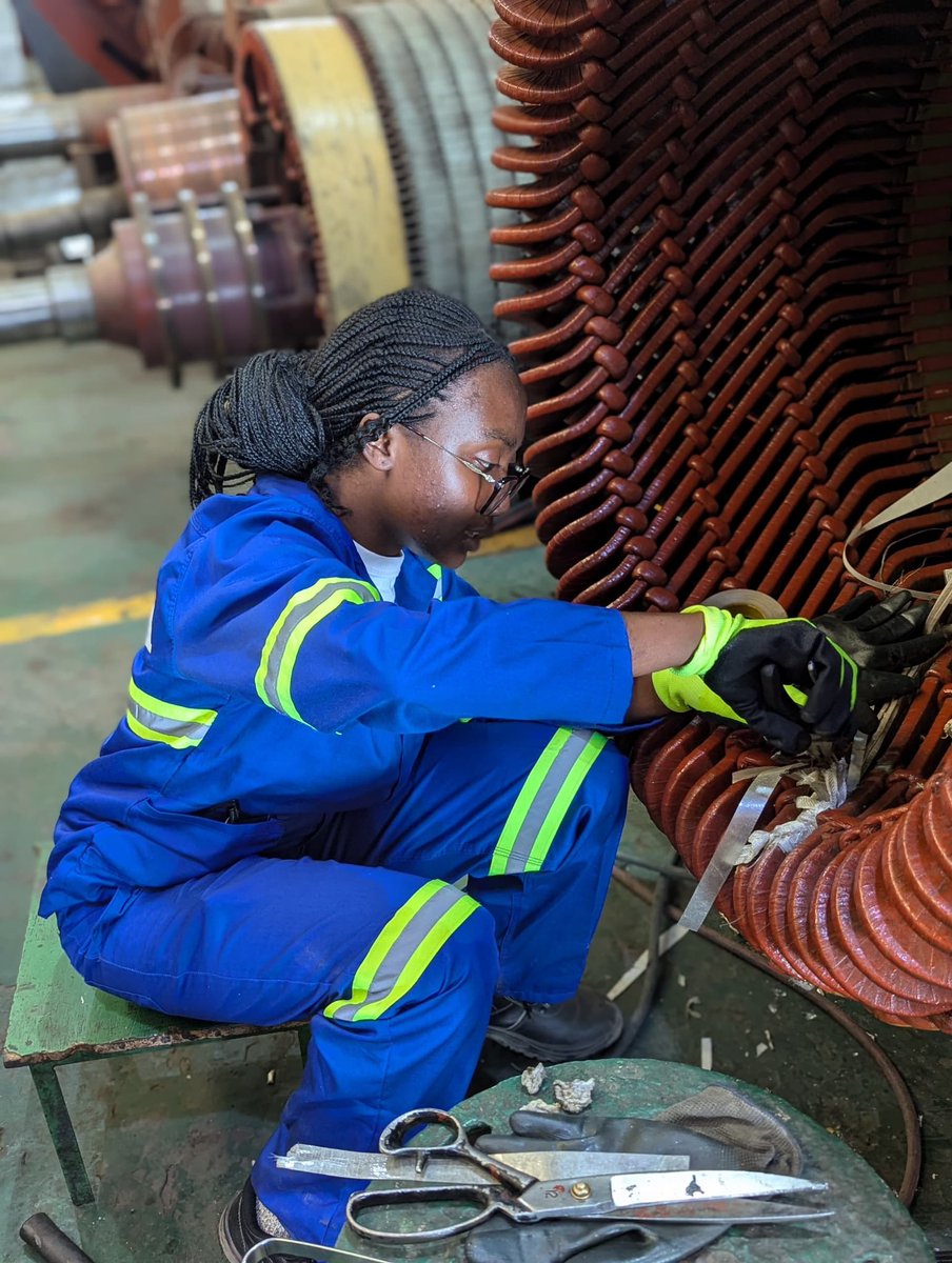 MissCiiii_4's tweet image. Little Miss Engineer 👷🏾♀️🫡 #womeninSTEM #student #Engineering